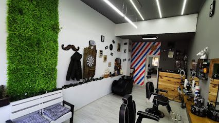 Barbierul intrare din parcare