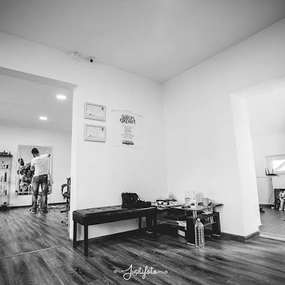 Ovidiu Andrei Hairstylist Strada De Mijloc 132